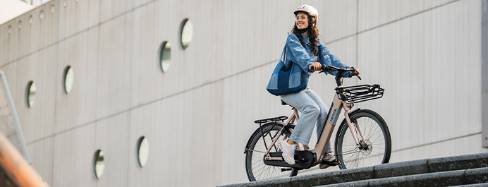 Vrouw met elektrische fiets Cortina E-Common met geïntegreerde accu